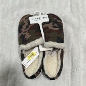 📷 NWT Anna & Ava Camo Slippers